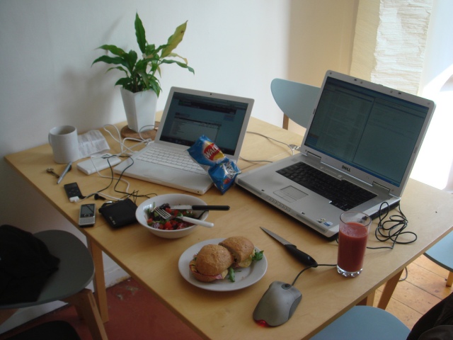 laptop-food-on-table